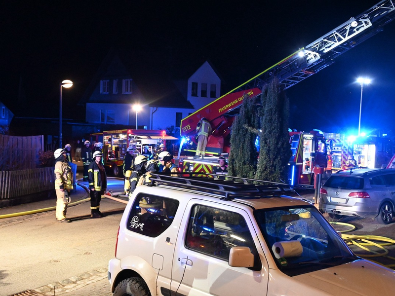 FF Olsberg: Rauchmelder weckt Bewohnerin - Wintergarten steht in Flammen - Foto: presseportal.de