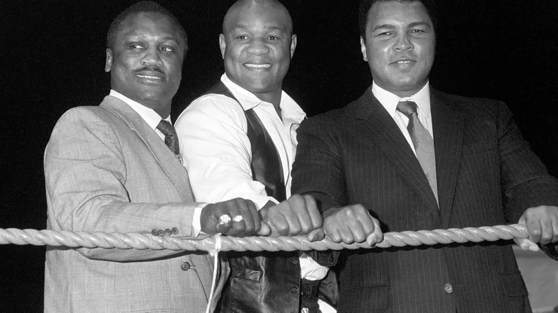 George Foreman zwischen Frazier und Ali. - Bild: Pa Photos/PA Wire/dpa