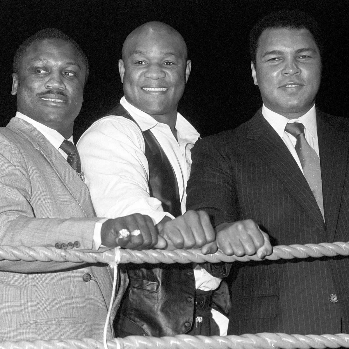 George Foreman zwischen Frazier und Ali. - Foto: Pa Photos/PA Wire/dpa