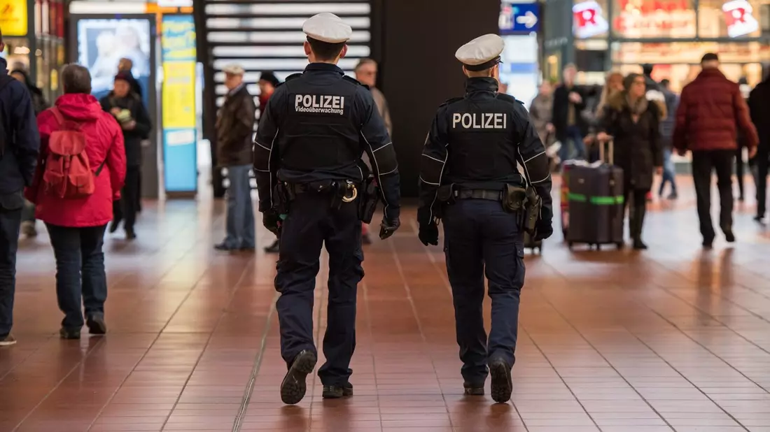 BPOL-HH: Erregung öffentlichen Ärgernisses: Mann entkleidet sich gänzlich vor Sicherheitsdienst-Mitarbeitern im Hamburger Hauptbahnhof - Bild: presseportal.de