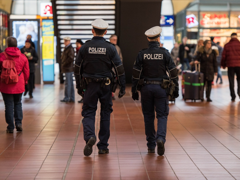 BPOL-HH: Erregung öffentlichen Ärgernisses: Mann entkleidet sich gänzlich vor Sicherheitsdienst-Mitarbeitern im Hamburger Hauptbahnhof - Foto: presseportal.de