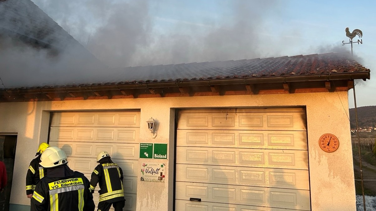 POL-PDLD: Brand einer Doppelgarage - Foto: presseportal.de