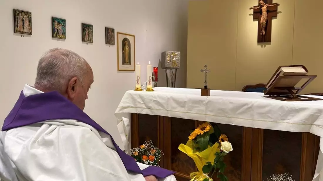 Das einzige Foto, das bisher aus dem Krankenhaus veröffentlicht wurde. (Archivbild) - Bild: Uncredited/Vatican Press Hall/AP/dpa