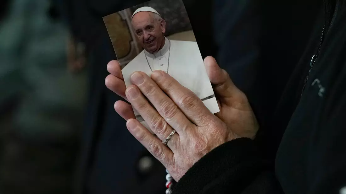 Gläubige beten für den Papst. (Archivbild) - Bild: Andrew Medichini/AP/dpa
