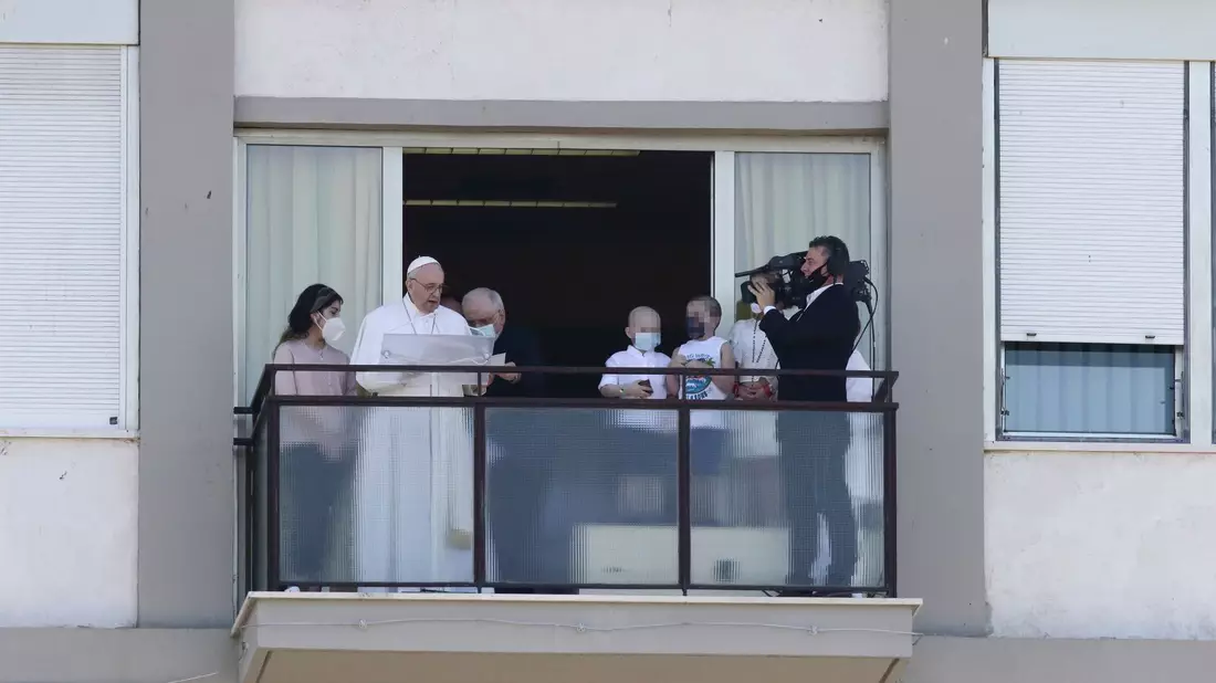 Auf den Balkon wird Franziskus - hier nach einer Operation im Jahr 2021 - nach Medienberichten eher nicht kommen. (Archivbild) - Bild: Europa Press/EUROPA PRESS/dpa
