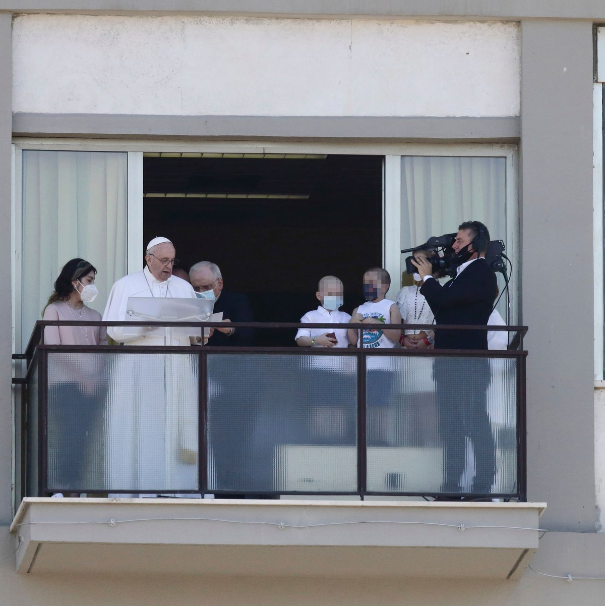 Auf den Balkon wird Franziskus - hier nach einer Operation im Jahr 2021 - nach Medienberichten eher nicht kommen. (Archivbild) - Foto: Europa Press/EUROPA PRESS/dpa
