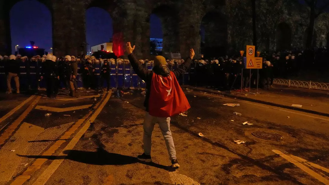 Seit knapp einer Woche gehen Menschen in der Türkei Verboten zum Trotz auf die Straße. (Archivbild) - Bild: Khalil Hamra/AP/dpa