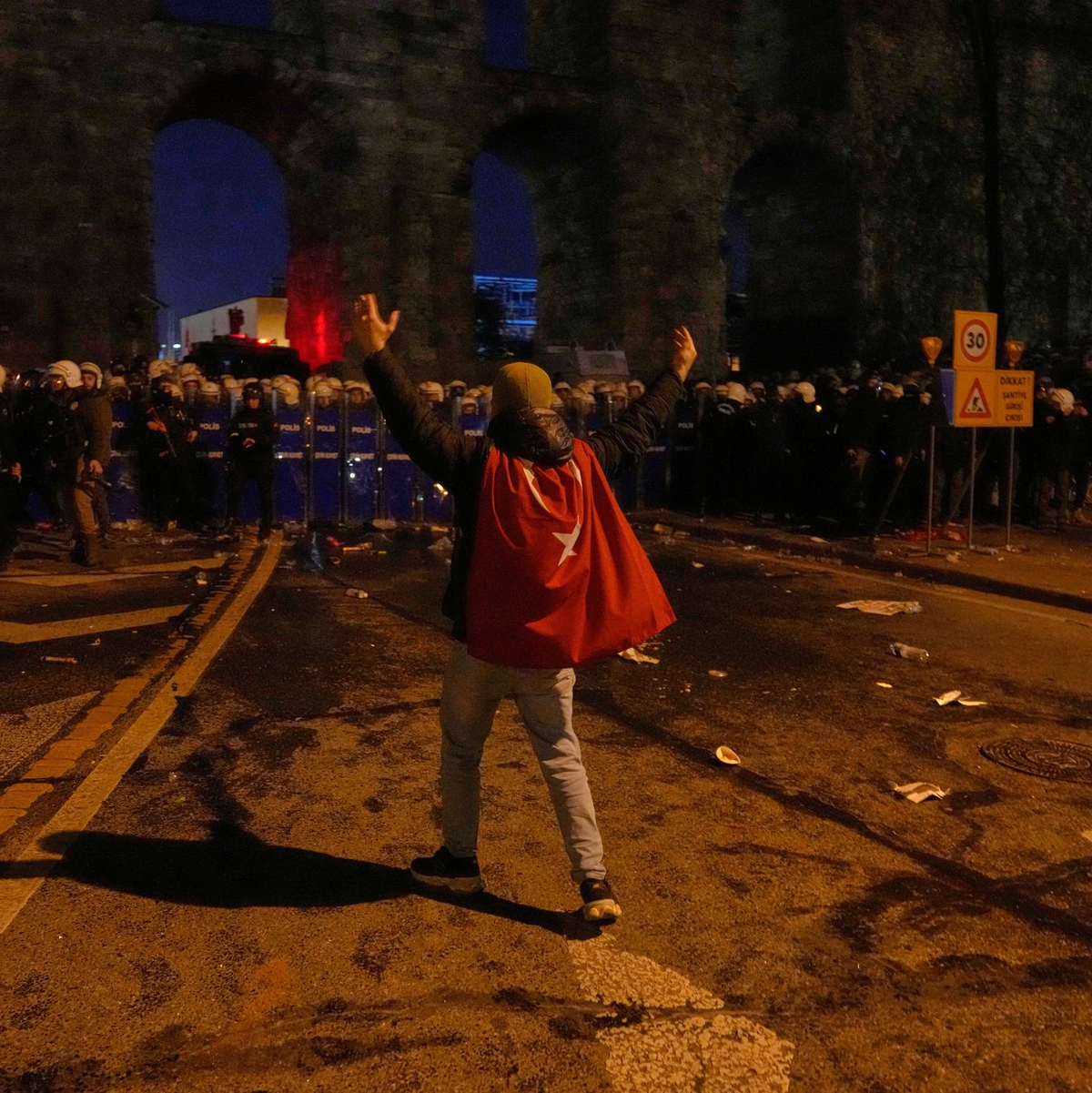 Auch Pfefferspray kommt zum Einsatz.  - Foto: Khalil Hamra/AP/dpa