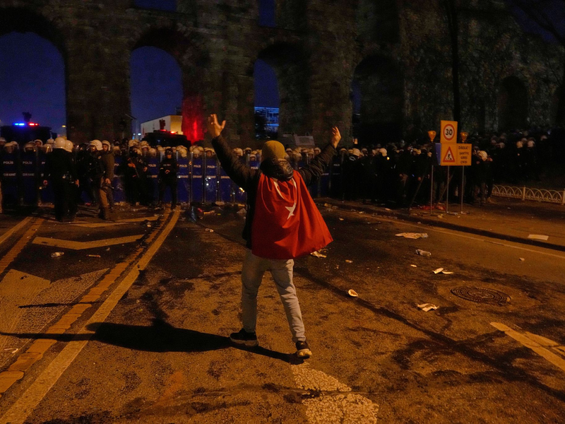 Viele junge Menschen beteiligen sich an den Protesten.  - Foto: Khalil Hamra/AP/dpa