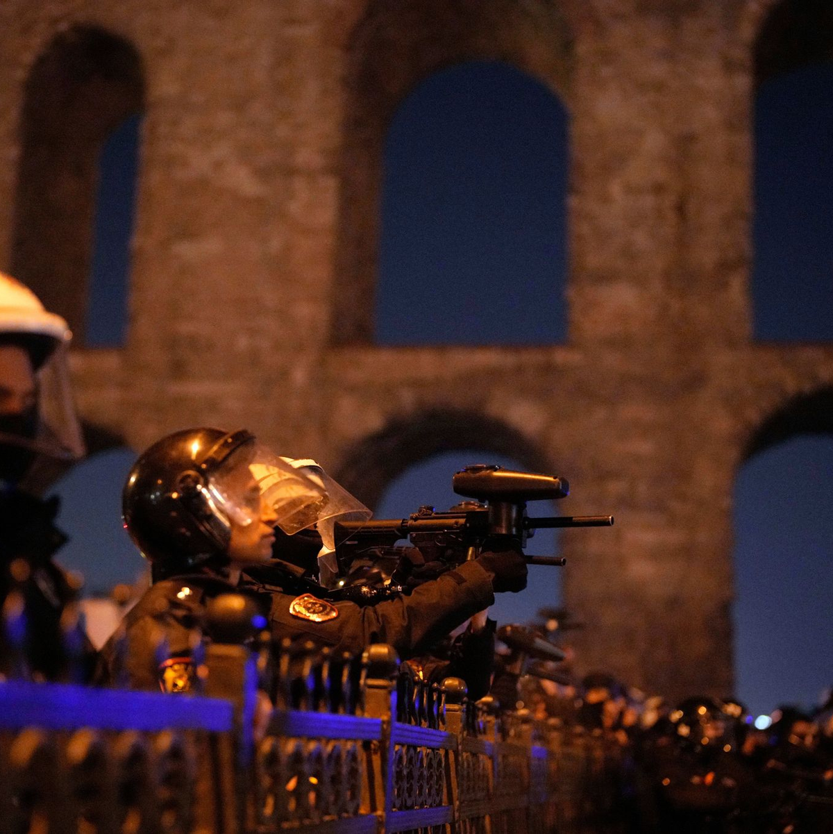 Die Polizei schießt mit Gummigeschossen auf Demonstranten.  - Foto: Emrah Gurel/AP/dpa