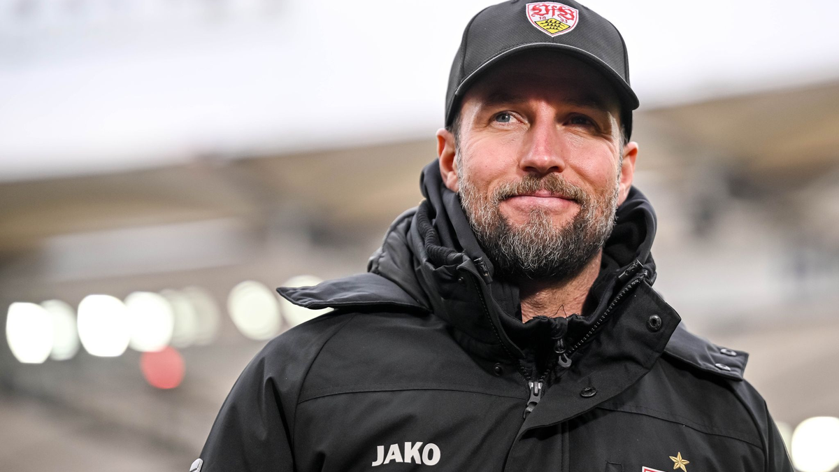 Trainer Sebastian Hoeneß bekennt sich zum VfB Stuttgart und verlängert seinen Vertrag.  - Foto: Harry Langer/dpa