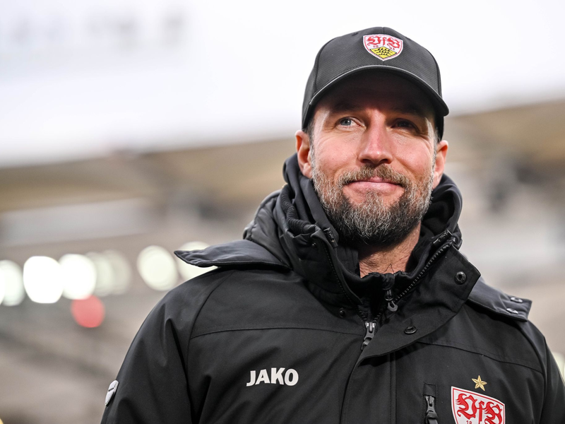 Trainer Sebastian Hoeneß bekennt sich zum VfB Stuttgart und verlängert seinen Vertrag.  - Foto: Harry Langer/dpa