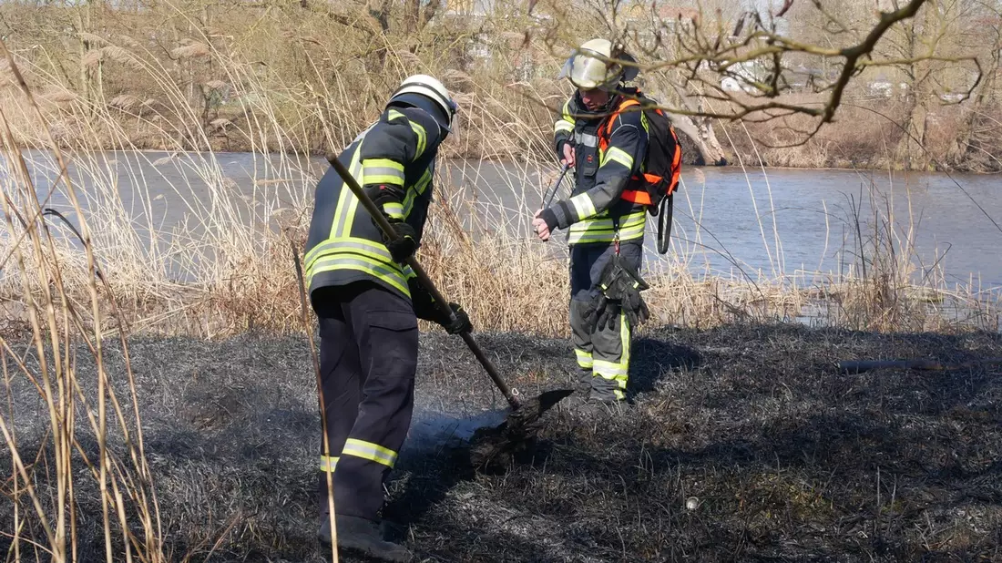 FW Celle: Rund 3.500 m² Grasland brennen an der Aller - Bild: presseportal.de