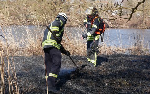FW Celle: Rund 3.500 m² Grasland brennen an der Aller - Foto: presseportal.de