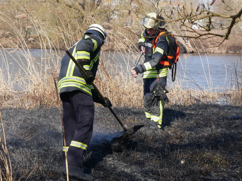 FW Celle: Rund 3.500 m² Grasland brennen an der Aller - Foto: presseportal.de