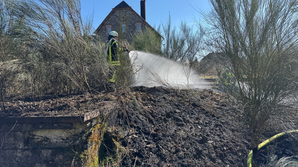 FW VG Westerburg: Vegetationsbrand breitete sich rasant aus - Feuerwehreinsatz im Gleisbereich - Foto: presseportal.de