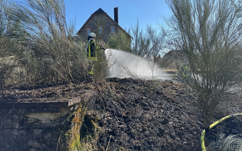 FW VG Westerburg: Vegetationsbrand breitete sich rasant aus - Feuerwehreinsatz im Gleisbereich - Foto: presseportal.de FW VG Westerburg: Vegetationsbrand breitete sich rasant aus - Feuerwehreinsatz im Gleisbereich - Foto: presseportal.de