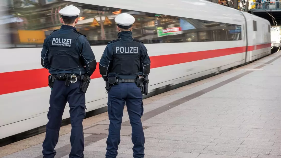 BPOL-HH: Erneut im Bahnhof Hamburg-Harburg: Lebensgefährliche Gleisquerung im laufenden Zugbetrieb- - Bild: presseportal.de