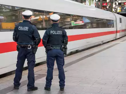 BPOL-HH: Versuchter Gepäckdiebstahl im ICE: Tatverdächtiger zeigt Hitler-Gruß auf Bundespolizeiwache in Hamburg-Harburg- - Foto: presseportal.de