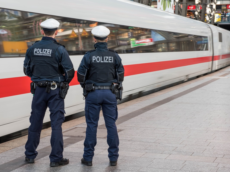 BPOL-HH: Mutmaßlicher Profi-Taschen- und Gepäckdieb entwendet Fahrgast (m.77) die Geldbörse im ICE - Festnahme und Zuführung durch Bundespolizei- - Foto: presseportal.de