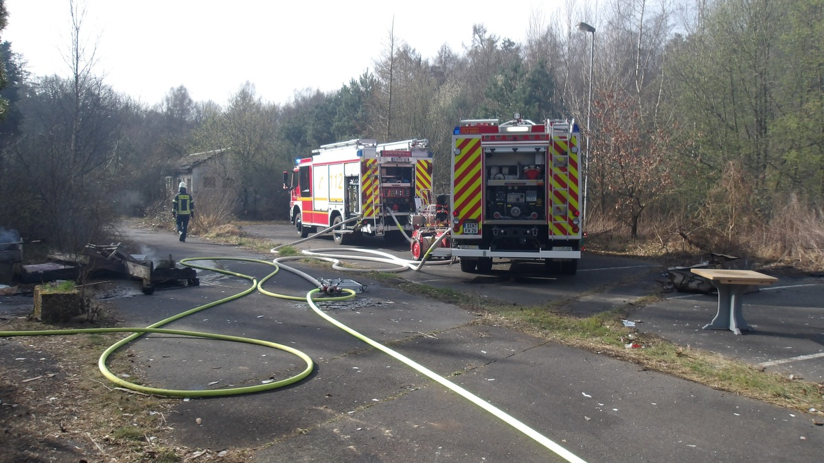 FW Dinslaken: Feuer auf altem Schießstand - Foto: presseportal.de
