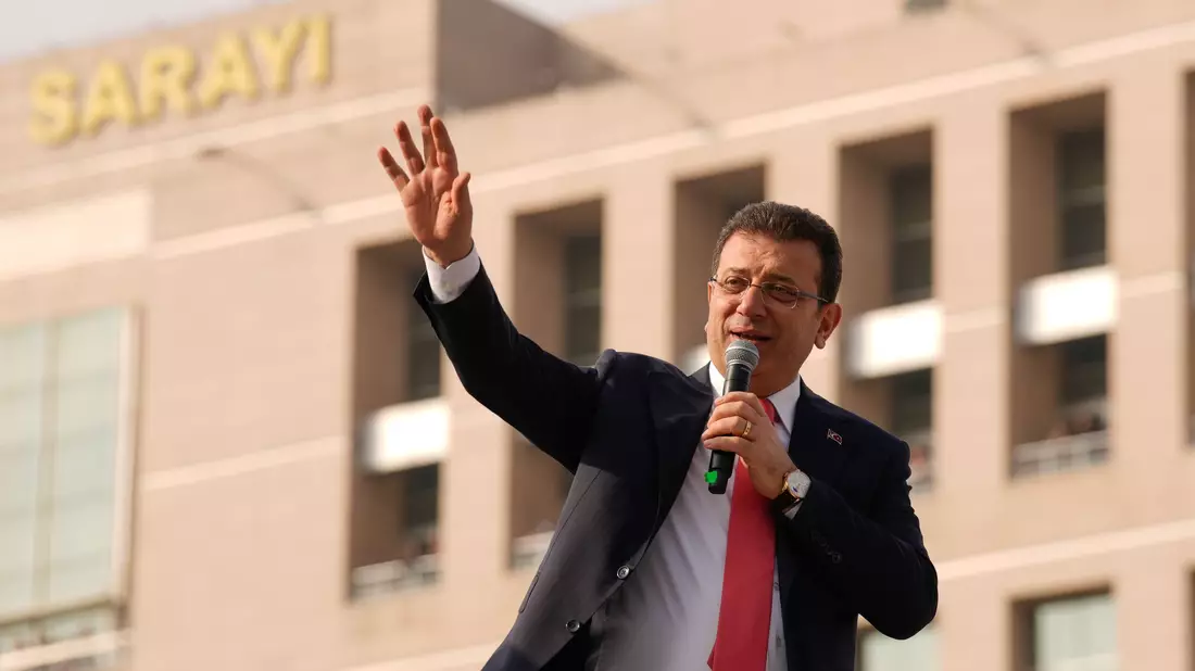 Istanbuls Bürgermeister Ekrem Imamoglu ist ein Rivale Erdogans. (Archivbild) - Bild: Emrah Gurel/AP/dpa