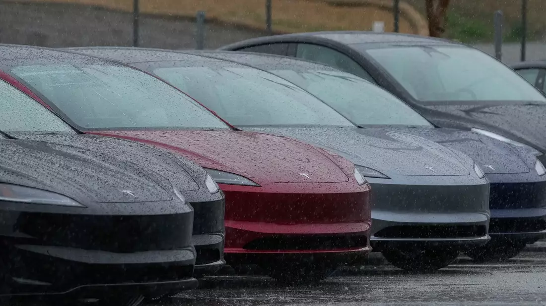 Tesla steht derzeit in Sachen Beliebtheit im Regen. (Archivbild) - Bild: Godofredo A. Vásquez/AP/dpa