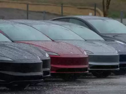 Tesla steht derzeit in Sachen Beliebtheit im Regen. (Archivbild) - Foto: Godofredo A. Vásquez/AP/dpa