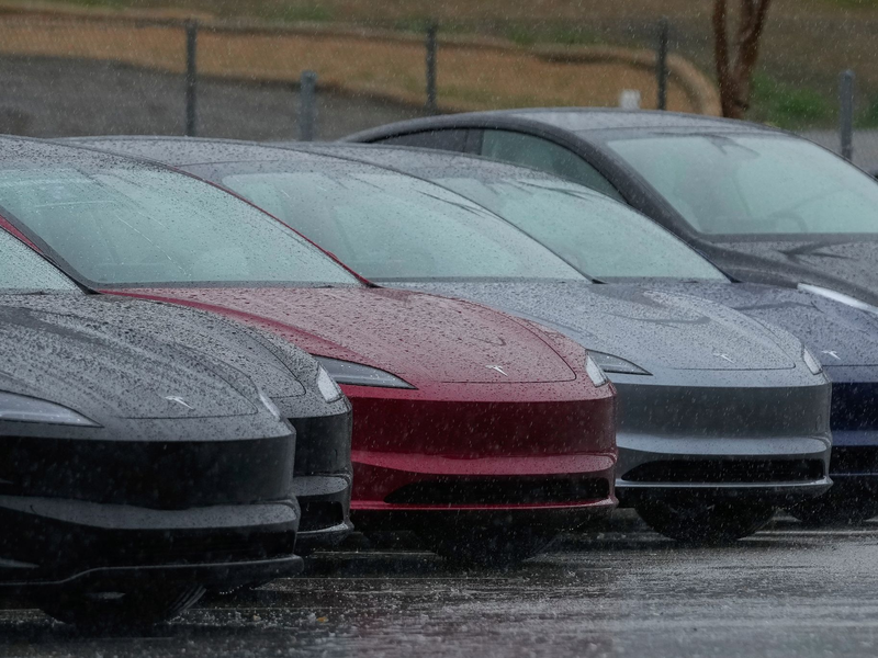 Tesla steht derzeit in Sachen Beliebtheit im Regen. (Archivbild) - Foto: Godofredo A. Vásquez/AP/dpa