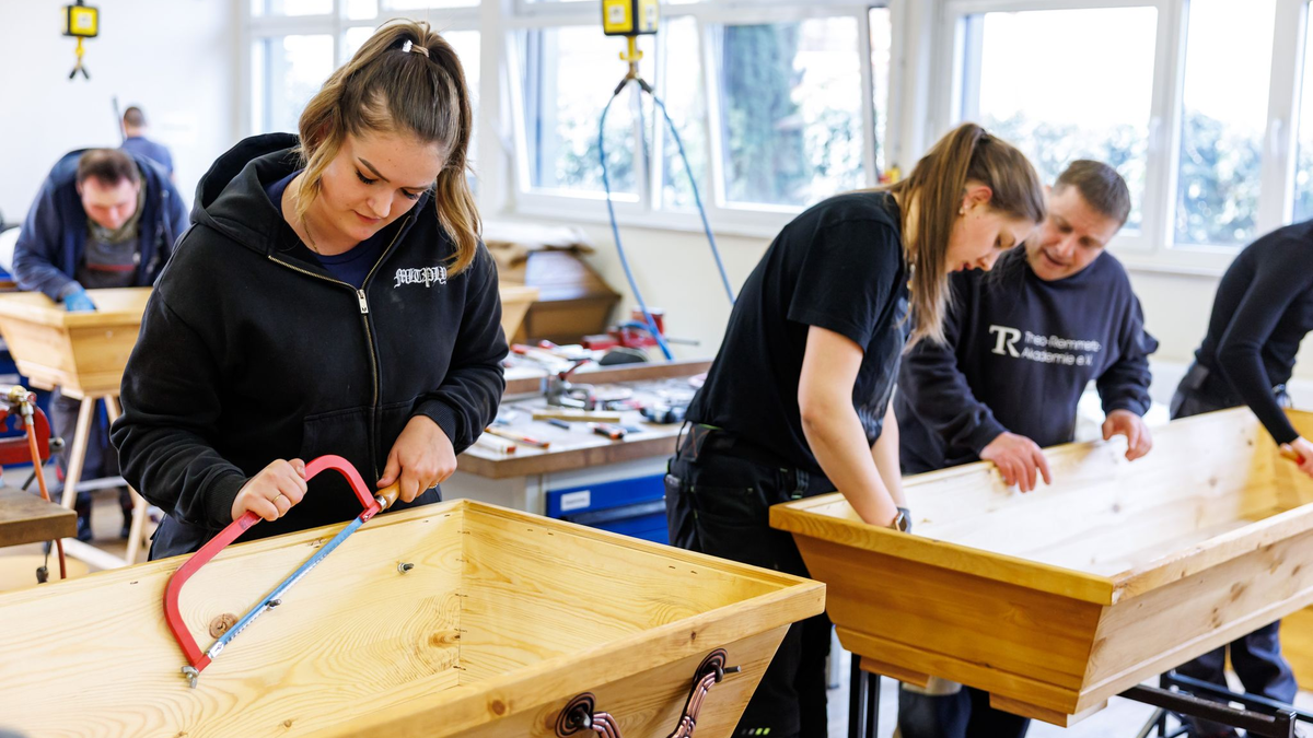 Alle Arbeitsschritte werden von Dozenten angeleitet. - Foto: Daniel Karmann/dpa