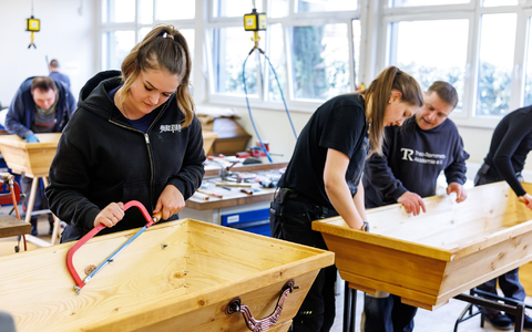 Alle Arbeitsschritte werden von Dozenten angeleitet. - Foto: Daniel Karmann/dpa