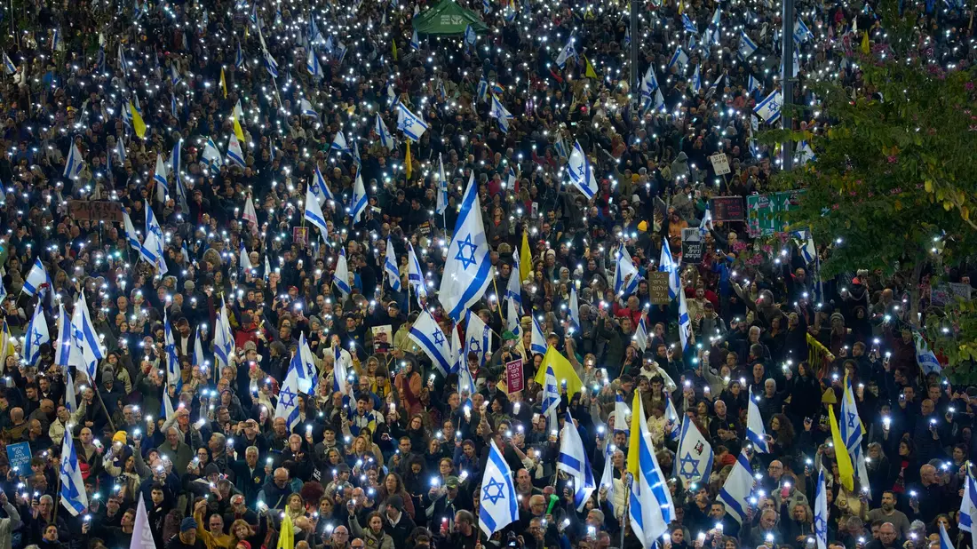 Die Demonstranten warfen Israels Regierung vor, mit dem Wiederaufflammen der Kämpfe in Gaza die Befreiung der Geiseln massiv zu gefährden.  - Bild: Ohad Zwigenberg/AP/dpa