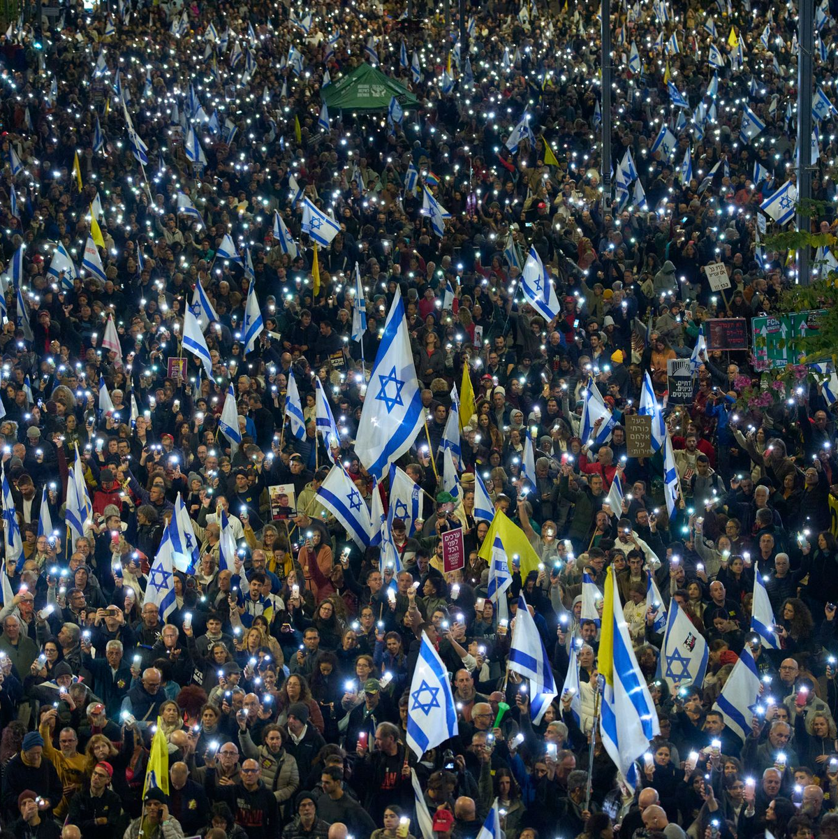 Die Demonstranten warfen Israels Regierung vor, mit dem Wiederaufflammen der Kämpfe in Gaza die Befreiung der Geiseln massiv zu gefährden.  - Foto: Ohad Zwigenberg/AP/dpa