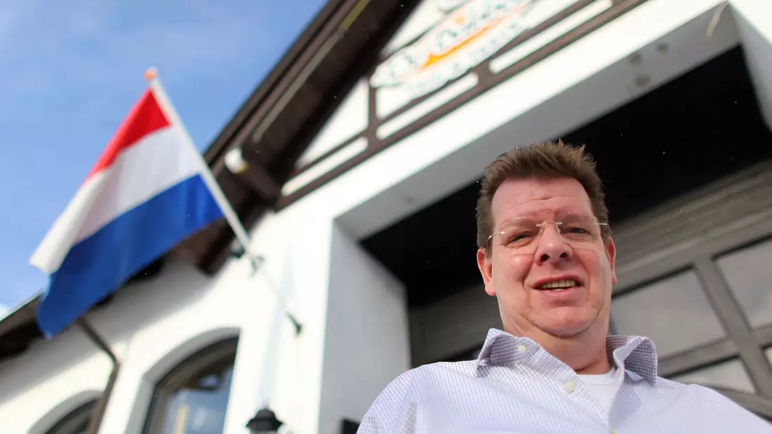 Unter rotweißblauer Flagge: Das Hotel «Der Brabander» in Winterberg ist ganz auf niederländische Gäste spezialisiert (Archivbild). - Bild: picture alliance / dpa