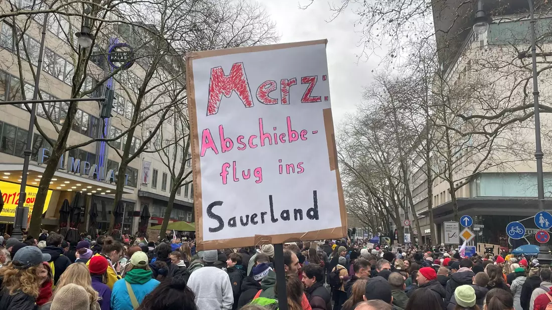 Manche Demonstranten wünschen sich Friedrich Merz ins Sauerland zurück (Archivbild). - Bild: Christoph Driessen/dpa