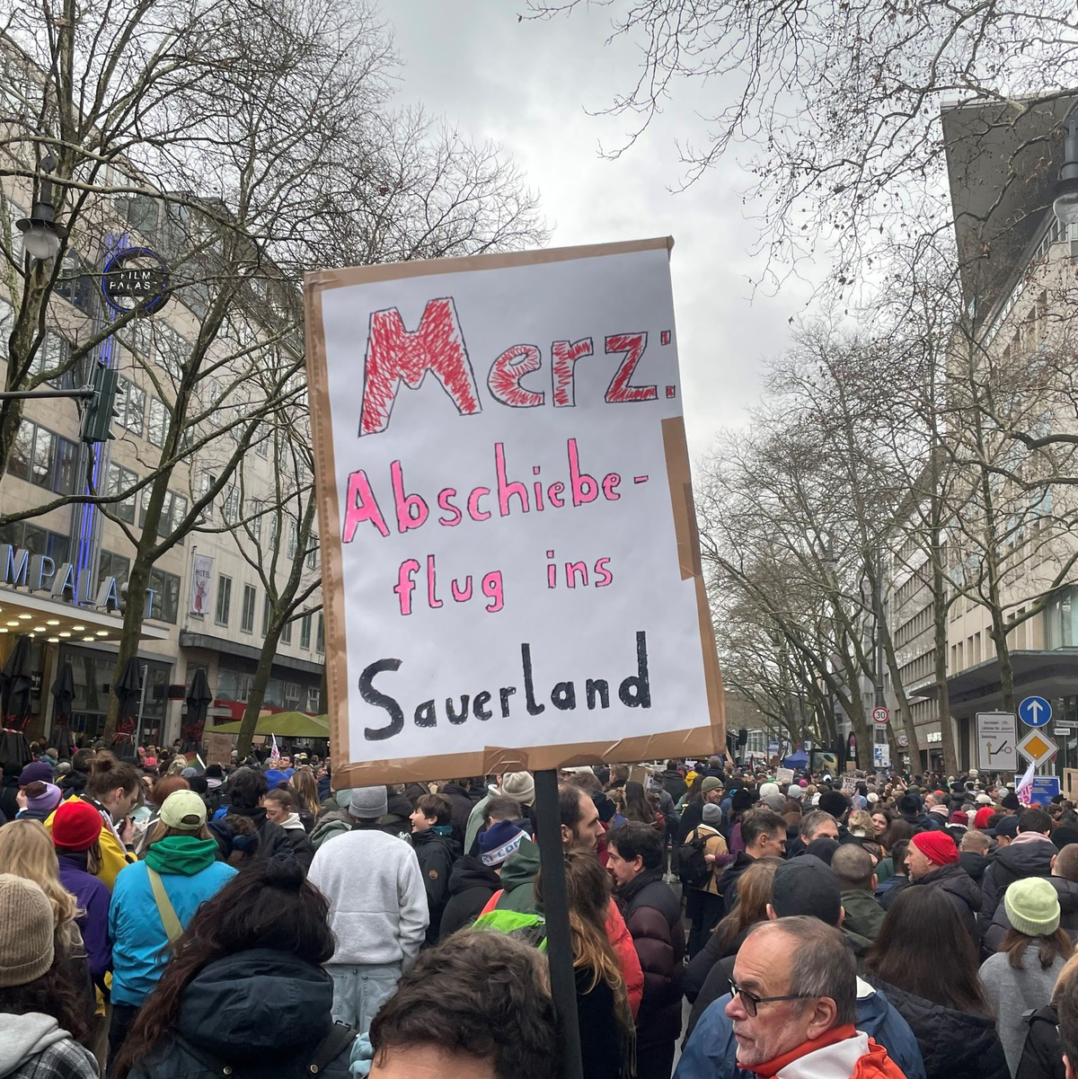 Manche Demonstranten wünschen sich Friedrich Merz ins Sauerland zurück (Archivbild). - Foto: Christoph Driessen/dpa