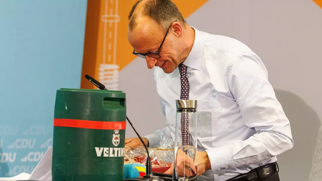 Auch für sein Bier ist das Sauerland bekannt - das weiß natürlich auch Friedrich Merz. (Archivfoto) - Bild: Christoph Reichwein/dpa