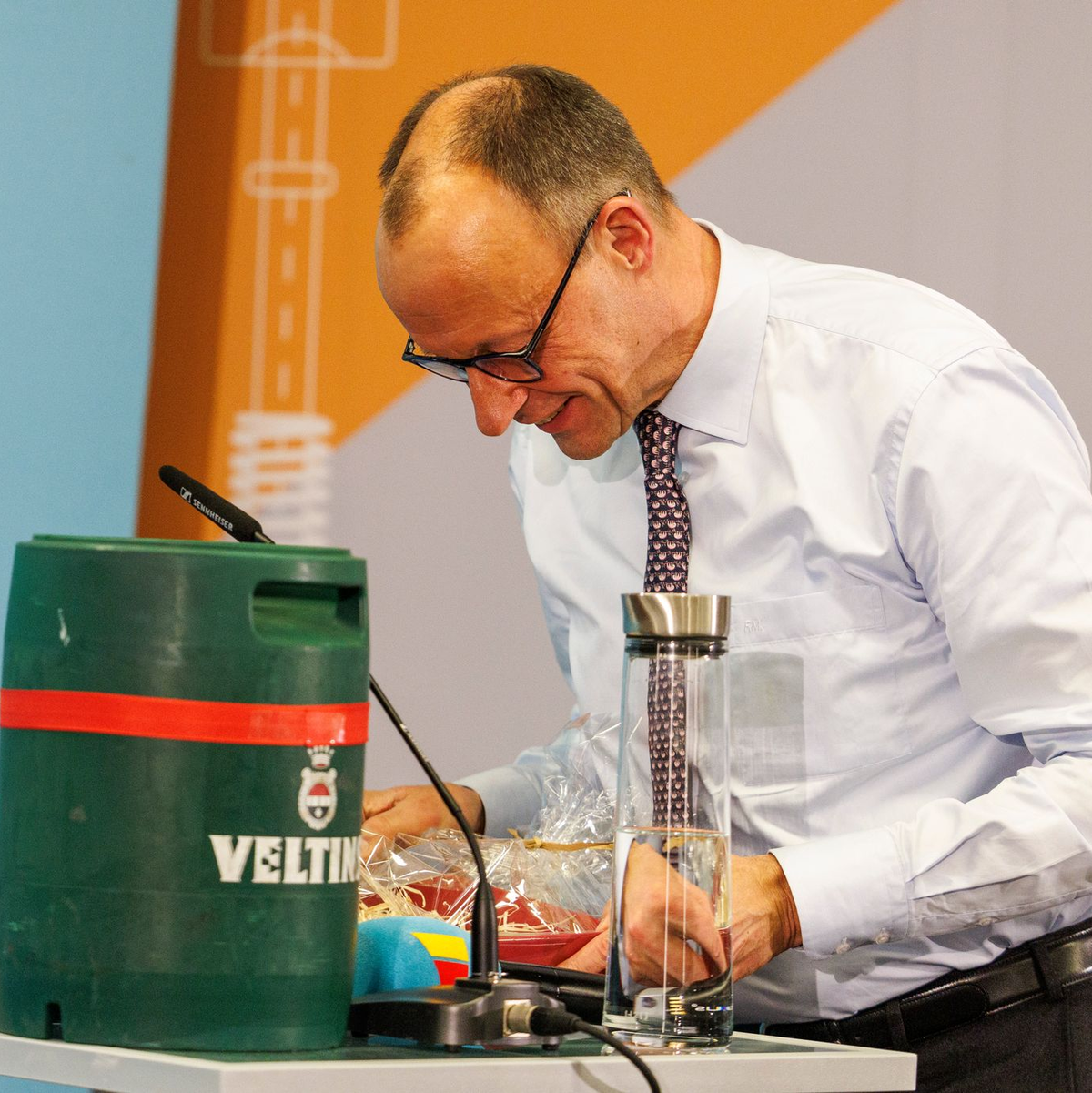 Auch für sein Bier ist das Sauerland bekannt - das weiß natürlich auch Friedrich Merz. (Archivfoto) - Foto: Christoph Reichwein/dpa