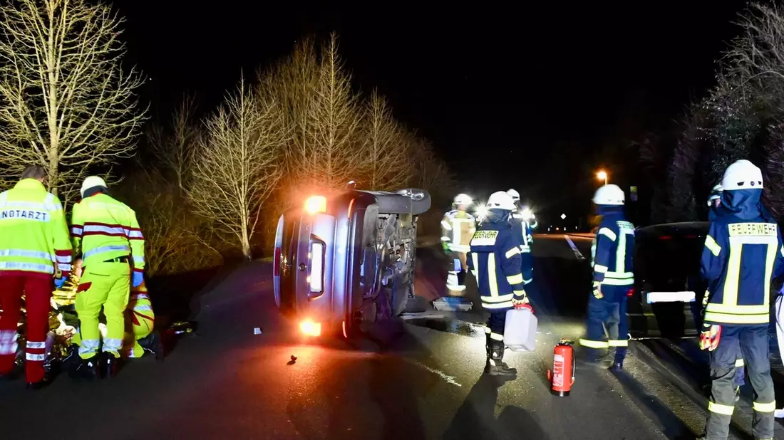 FF Olsberg: Frau rammt geparkten PKW in Olsberg - Bild: presseportal.de