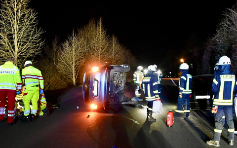 FF Olsberg: Frau rammt geparkten PKW in Olsberg - Foto: presseportal.de