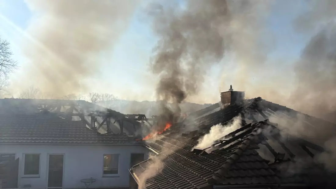 FW Horn-Bad Meinberg: Großbrand zerstört Dachstuhl eines Mehrfamilienhauses - Gebäude unbewohnbar - 105 Feuerwehrleute im Einsatz - Bild: presseportal.de