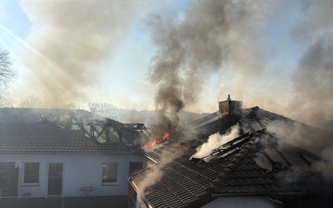 FW Horn-Bad Meinberg: Großbrand zerstört Dachstuhl eines Mehrfamilienhauses - Gebäude unbewohnbar - 105 Feuerwehrleute im Einsatz - Foto: presseportal.de FW Horn-Bad Meinberg: Großbrand zerstört Dachstuhl eines Mehrfamilienhauses - Gebäude unbewohnbar - 105 Feuerwehrleute im Einsatz - Foto: presseportal.de