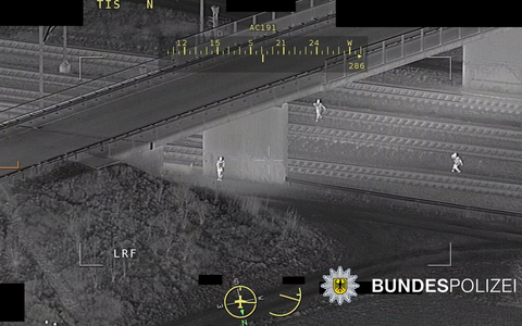 Bundespolizeidirektion München: Graffiti-Sprayer in Unterführung gestellt / Flucht endet unter Brücke - Foto: presseportal.de