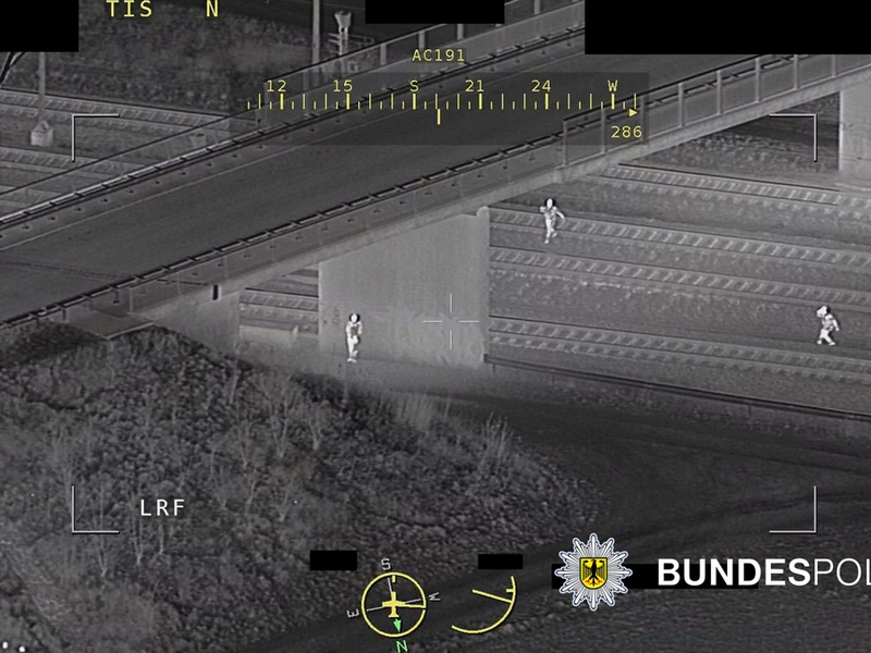 Bundespolizeidirektion München: Graffiti-Sprayer in Unterführung gestellt / Flucht endet unter Brücke - Foto: presseportal.de