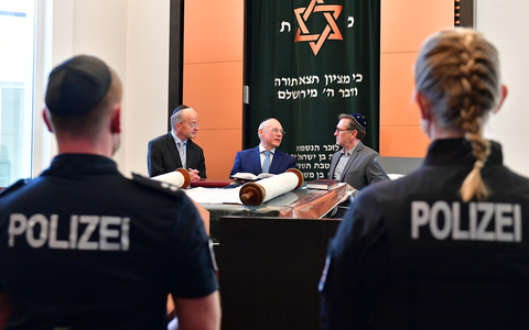 POL-OS: Menschenwürde schützen! - Demokratiewoche der Polizeidirektion Osnabrück startet - Foto: presseportal.de POL-OS: Menschenwürde schützen! - Demokratiewoche der Polizeidirektion Osnabrück startet - Foto: presseportal.de