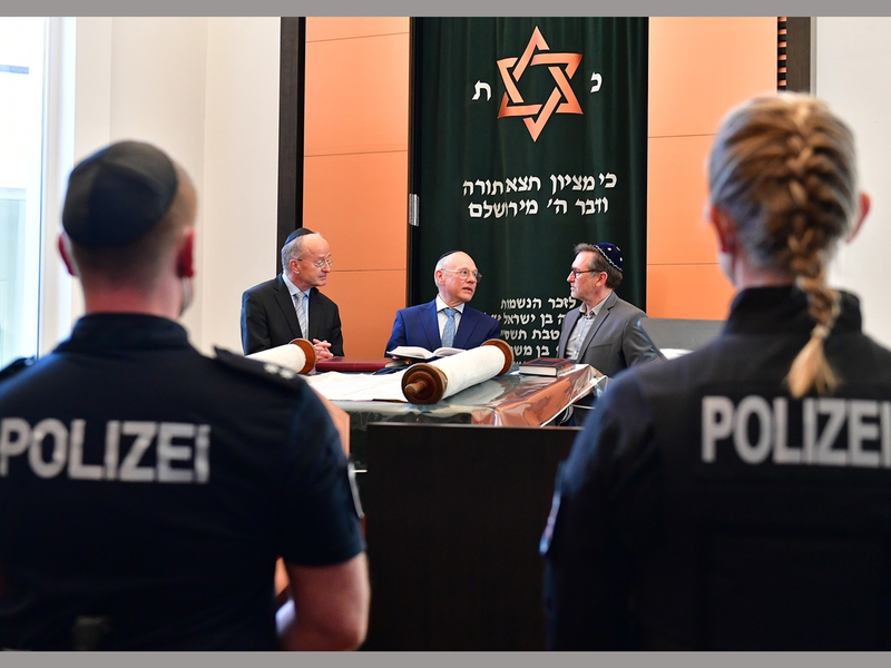 POL-OS: Menschenwürde schützen! - Demokratiewoche der Polizeidirektion Osnabrück startet - Foto: presseportal.de