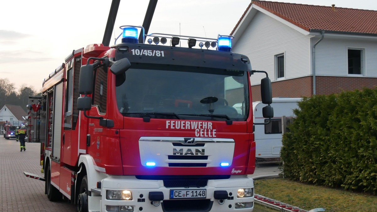 FW Celle: Brennt Gartenschuppen - Foto: presseportal.de