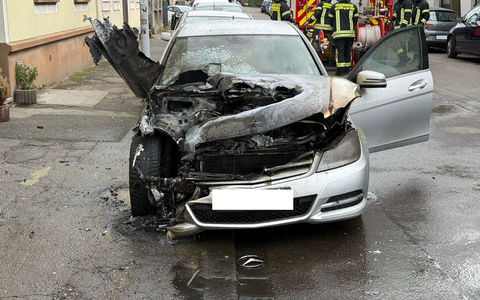 FW-MH: Unruhiger Sonntagmittag für die Mülheimer Feuerwehr: Drei Brandeinsätze in nur 12 Minuten - Foto: presseportal.de FW-MH: Unruhiger Sonntagmittag für die Mülheimer Feuerwehr: Drei Brandeinsätze in nur 12 Minuten - Foto: presseportal.de