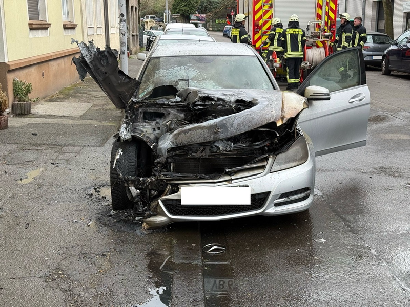 FW-MH: Unruhiger Sonntagmittag für die Mülheimer Feuerwehr: Drei Brandeinsätze in nur 12 Minuten - Foto: presseportal.de