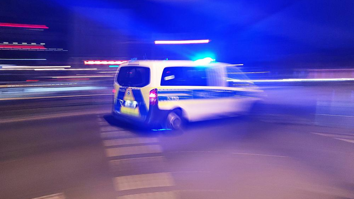 Polizeiauto mit Blaulicht bei Nacht (Archiv) - Foto: über dts Nachrichtenagentur